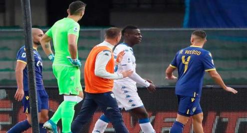 غلق مدرج في ملعب فيرونا بسبب الهتافات العنصرية ضد بالوتيلي